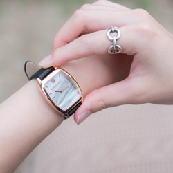新作【マーブルデザインがかわいいスクエア腕時計】腕時計 ブラック レディース レザー ベルト交換可能 1枚目の画像