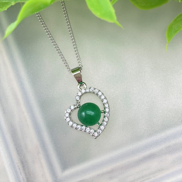 翡翠 ハート型ペンダント 赤緑ビーズ付き 翡翠 ハート型ペンダント 赤緑ビーズ付き ハート型ペンダントトップ