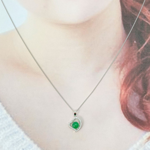 翡翠 ハート型ペンダント 赤緑ビーズ付き 翡翠 ハート型ペンダント 赤緑ビーズ付き 翡翠 ハート型ペンダント 赤