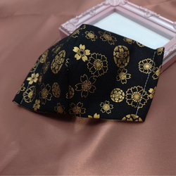 手作りマスク 金の桜柄  ブラック 裏　ダブルガーゼ使用　 1枚目の画像