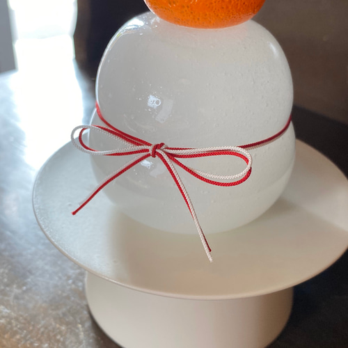 はなび【美品】つぶつぶみかんのモチモチ鏡餅 グラスタイム 組紐付き