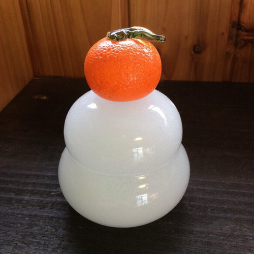 ※はなび【美品】つぶつぶみかんのモチモチ鏡餅 グラスタイム 組紐付き つぶつぶみかんのモチモチ鏡餅 組紐付き その他置物 ガラス工房 グラス