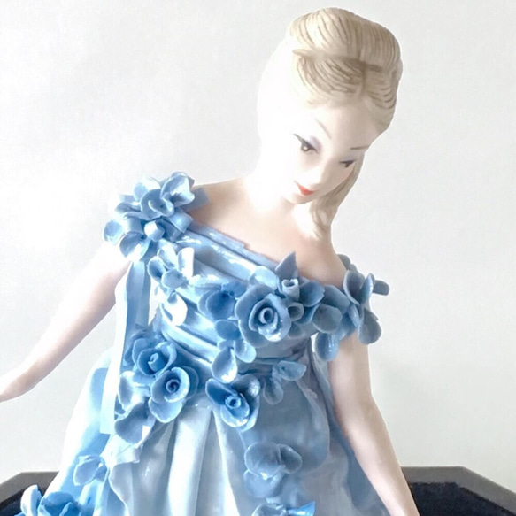 イースターギフトとしてのデザイナー人形 花柄ドレスの伝統的な人形 イースターギフトとしてのデザイナー人形 花柄ドレスの伝統的な人形