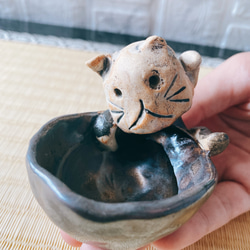 【父の日プレゼント】謎のマスクネコ、ニャンダーマスクな猫又の金杯お猪口 妖怪陶器 1枚目の画像