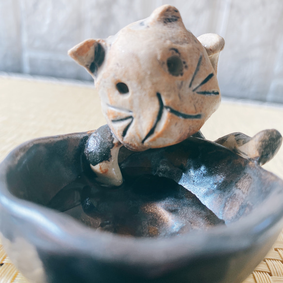 【父の日プレゼント】謎のマスクネコ、ニャンダーマスクな猫又の金杯お猪口 妖怪陶器 3枚目の画像
