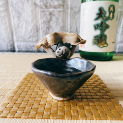 【父の日プレゼント】夏フェスで大盛り上がりな猫又の金杯お猪口 妖怪陶器 2枚目の画像