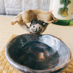 【父の日プレゼント】夏フェスで大盛り上がりな猫又の金杯お猪口 妖怪陶器 3枚目の画像