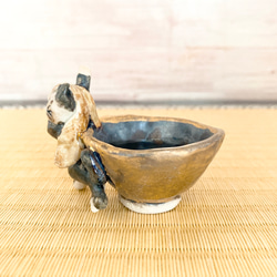 【敬老の日】盆踊りの練習をする猫又の金杯お猪口 妖怪陶器 3枚目の画像