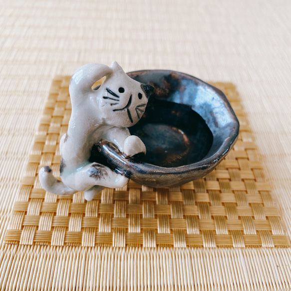 【父の日プレゼント】フチに陣取る猫又の金杯お猪口 妖怪陶器 3枚目の画像