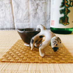 【父の日プレゼント】背面飛び体勢の猫又の金杯お猪口 妖怪陶器 2枚目の画像