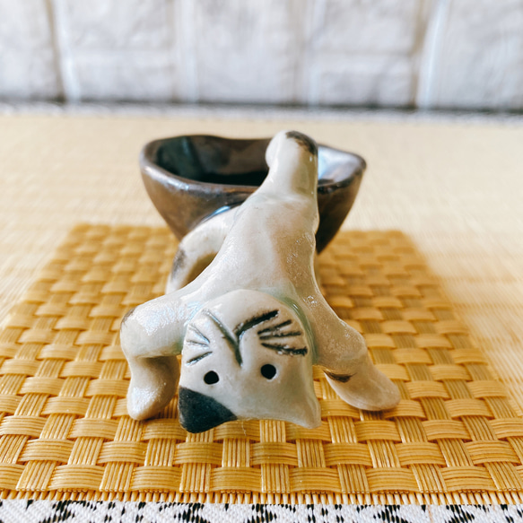 【父の日プレゼント】背面飛び体勢の猫又の金杯お猪口 妖怪陶器 4枚目の画像