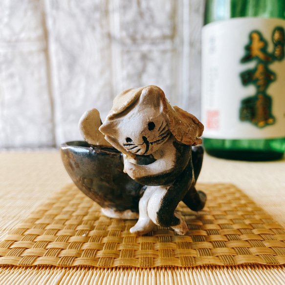 【父の日プレゼント】スタンダードなBONダンスを踊る猫又の金杯お猪口 妖怪陶器 2枚目の画像