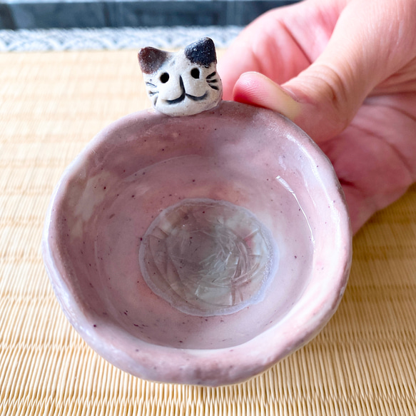 【和風ハロウィン】覗き込むすねこすりのお猪口（ピンク）妖怪陶器 1枚目の画像