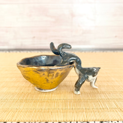 【敬老の日】ぬるんっと出てきた猫又の金杯お猪口 妖怪陶器 3枚目の画像