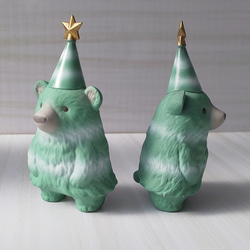 【受注生産】クリスマスツリーのクマ置物《毛並み：薄緑》 1枚目の画像
