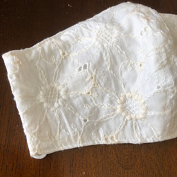 シルクとマーガレットの刺繍レース　立体マスク　オフホワイト　白 2枚目の画像