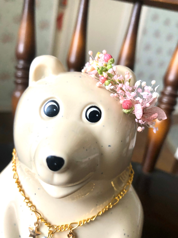 しろくま貯金箱　まるでイチゴみたいな花かんむり風耳飾り　プリザーブドフラワー 2枚目の画像