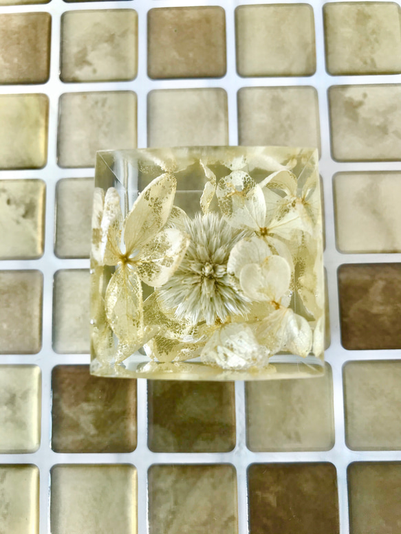 煌めくクリスタルハーバリウム〜echinops & hydrangea〜small type〜 4枚目の画像