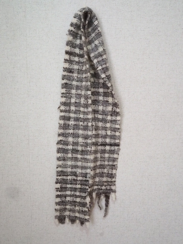 手紡ぎ手織り の マフラー 2枚目の画像