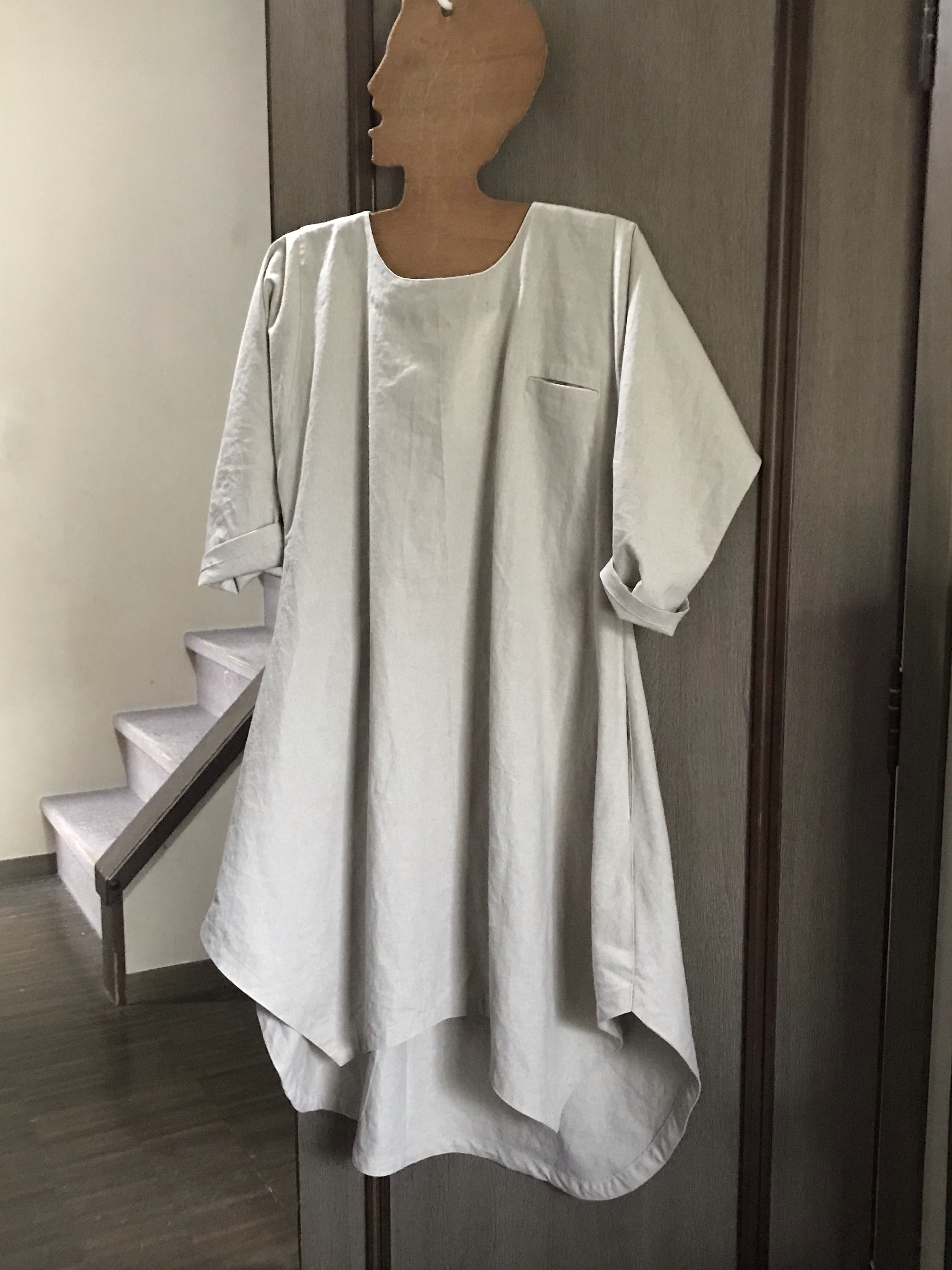 トープ色のワンピース