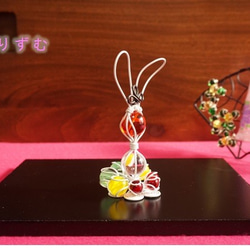 うさぎのお雛様フルセット （雄雛・雌雛・ぼんぼり２個、飾り台、桜と橘の扇）【マーブルアート】 4枚目の画像
