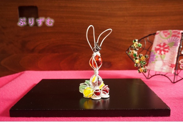 うさぎのお雛様フルセット （雄雛・雌雛・ぼんぼり２個、飾り台、桜と橘の扇）【マーブルアート】 4枚目の画像