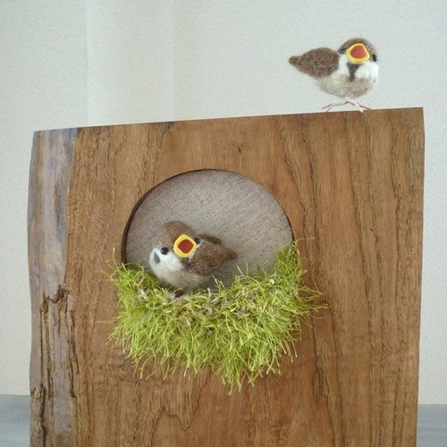 羊毛フェルトの鳥 すずめのひな（無垢材と巣のタイプ） 羊毛