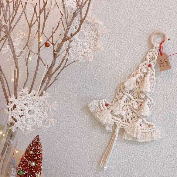マクラメ編み　クリスマスツリー（ビーズ） 1枚目の画像