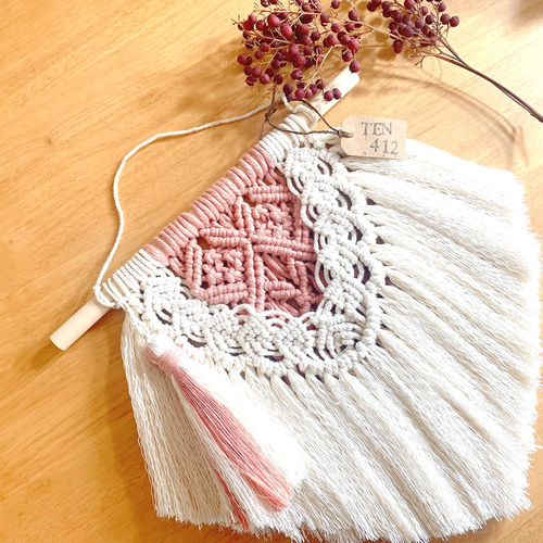 タッセル付きマクラメ編みタペストリー（ピンク） タペストリー