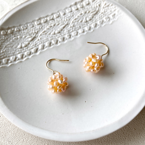 淡いオレンジ色のころんと可愛い淡水パールボールのピアス 14kgf