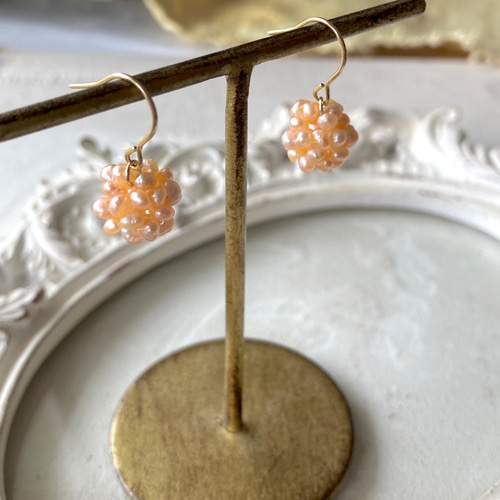 淡いオレンジ色のころんと可愛い淡水パールボールのピアス 14kgf
