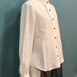 （Hjärta) ネップミックスダンガリー  フリルシャツ white べっ甲カラーボタン　遠州織物 5枚目の画像