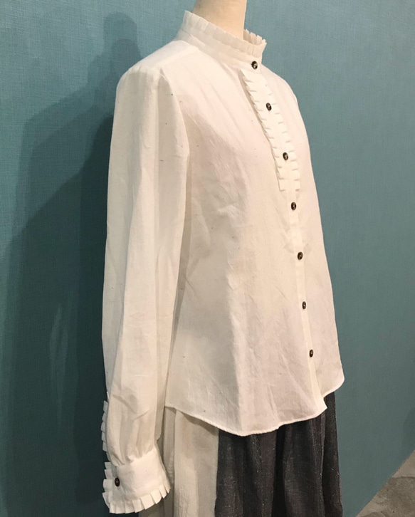 （Hjärta) ネップミックスダンガリー  フリルシャツ white べっ甲カラーボタン　遠州織物 5枚目の画像