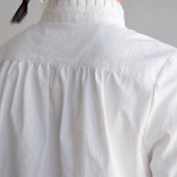 （Hjärta) ネップミックスダンガリー  フリルシャツ white べっ甲カラーボタン　遠州織物 2枚目の画像