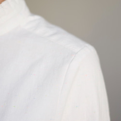 （Hjärta) ネップミックスダンガリー  フリルシャツ white べっ甲カラーボタン　遠州織物 3枚目の画像