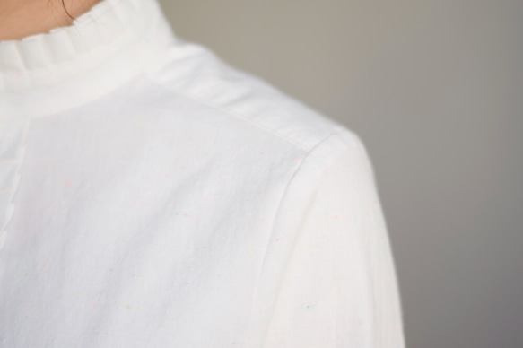 （Hjärta) ネップミックスダンガリー  フリルシャツ white べっ甲カラーボタン　遠州織物 3枚目の画像
