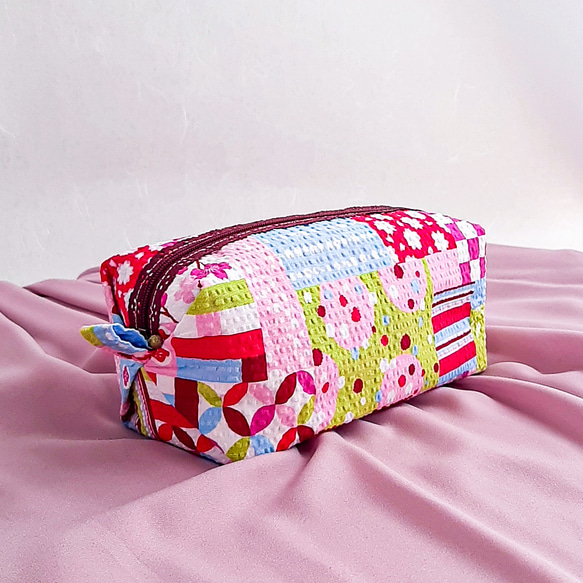 感謝価格　SALE 持ち手付き20cmファスナーポーチ パッチワーク　人気 パッチワークのスクエアポーチ。シックな大人色先染め布使用。少し下げ