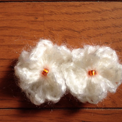 ふんわり毛糸のお花イヤリング&ブローチ 3枚目の画像