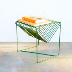 triangle side table olive green 1枚目の画像