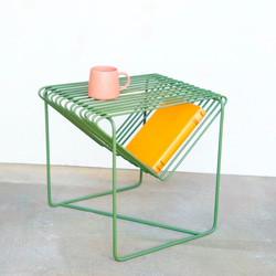 triangle side table olive green 2枚目の画像