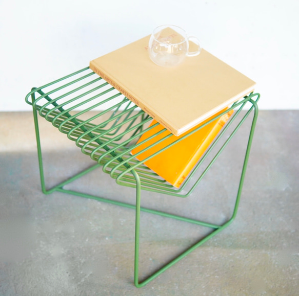 triangle side table olive green 3枚目の画像