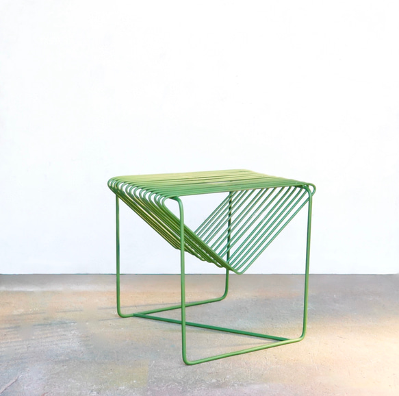 triangle side table olive green 4枚目の画像