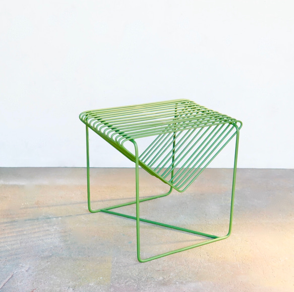 triangle side table olive green 5枚目の画像