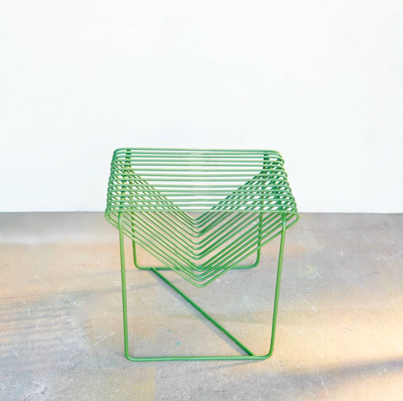 triangle side table olive green 7枚目の画像
