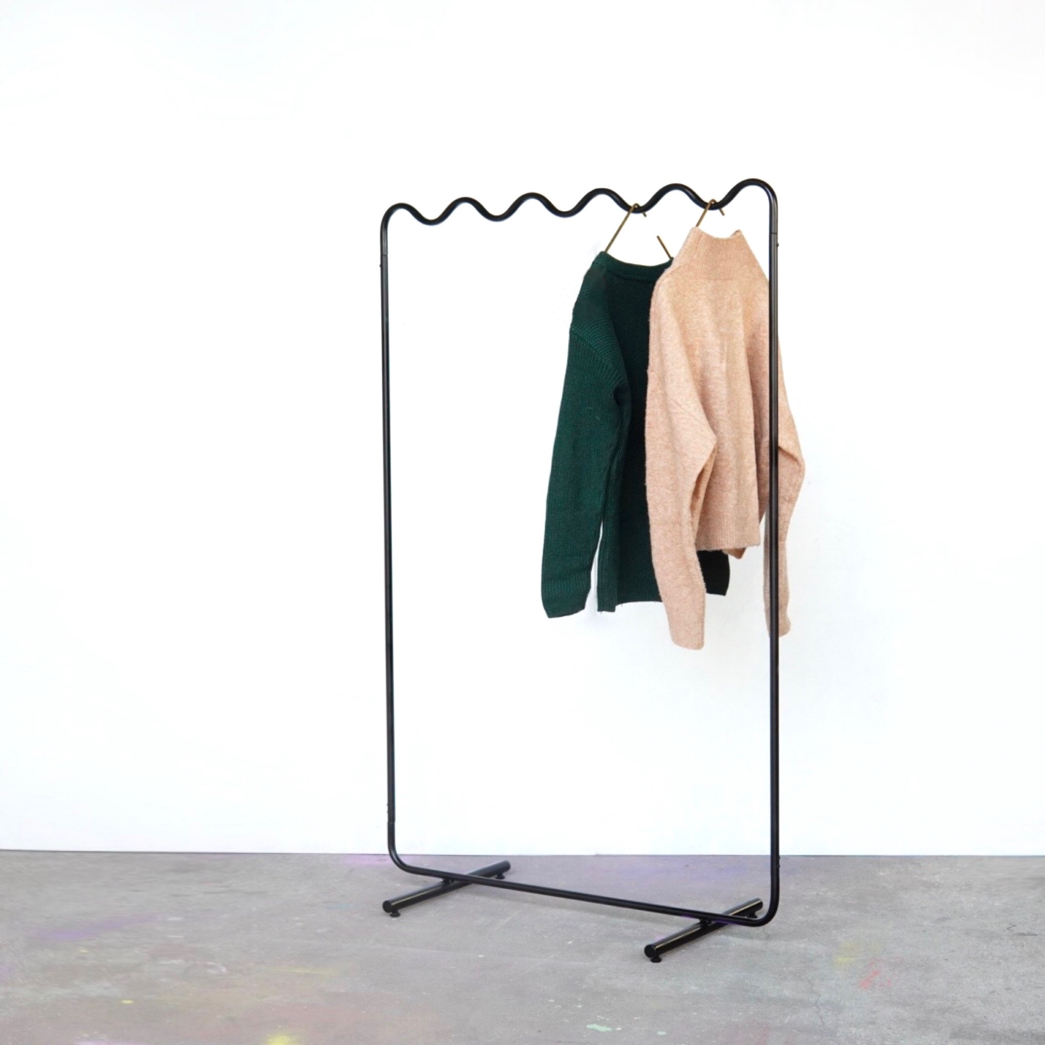 【CLARO】ハンガーラック wave pipe hanger rack black ハンガーラック CLARO 通販