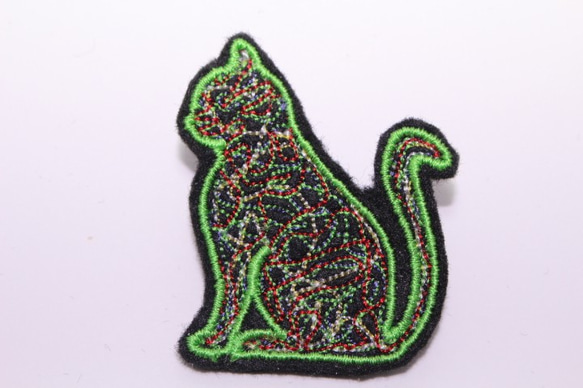 　MZ　ＤＥＳＩＧＮ　猫のステッチ刺繍（グリーン）ブローチ 2枚目の画像