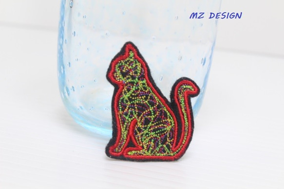 　MZ　ＤＥＳＩＧＮ　猫のステッチ刺繍（レッド）ブローチ 1枚目の画像