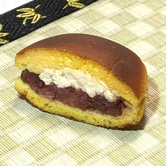 チーズあん　どら焼き半分サイズ　60ｇ　食品サンプル　和菓子　和風 1枚目の画像