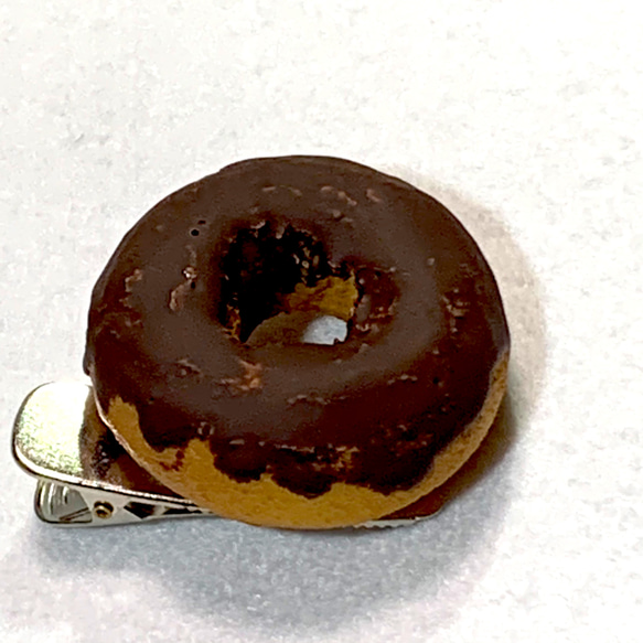 よりリアルな質感！マット仕様のチョコドーナツのヘアピン　ツヤなしチョコ　35ｇ　食品サンプル 2枚目の画像