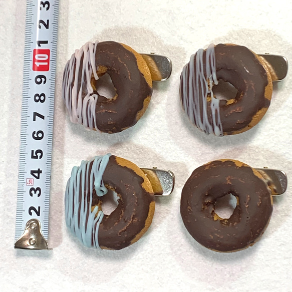 よりリアルな質感！マット仕様のチョコドーナツのヘアピン　ツヤなしチョコ　35ｇ　食品サンプル 4枚目の画像